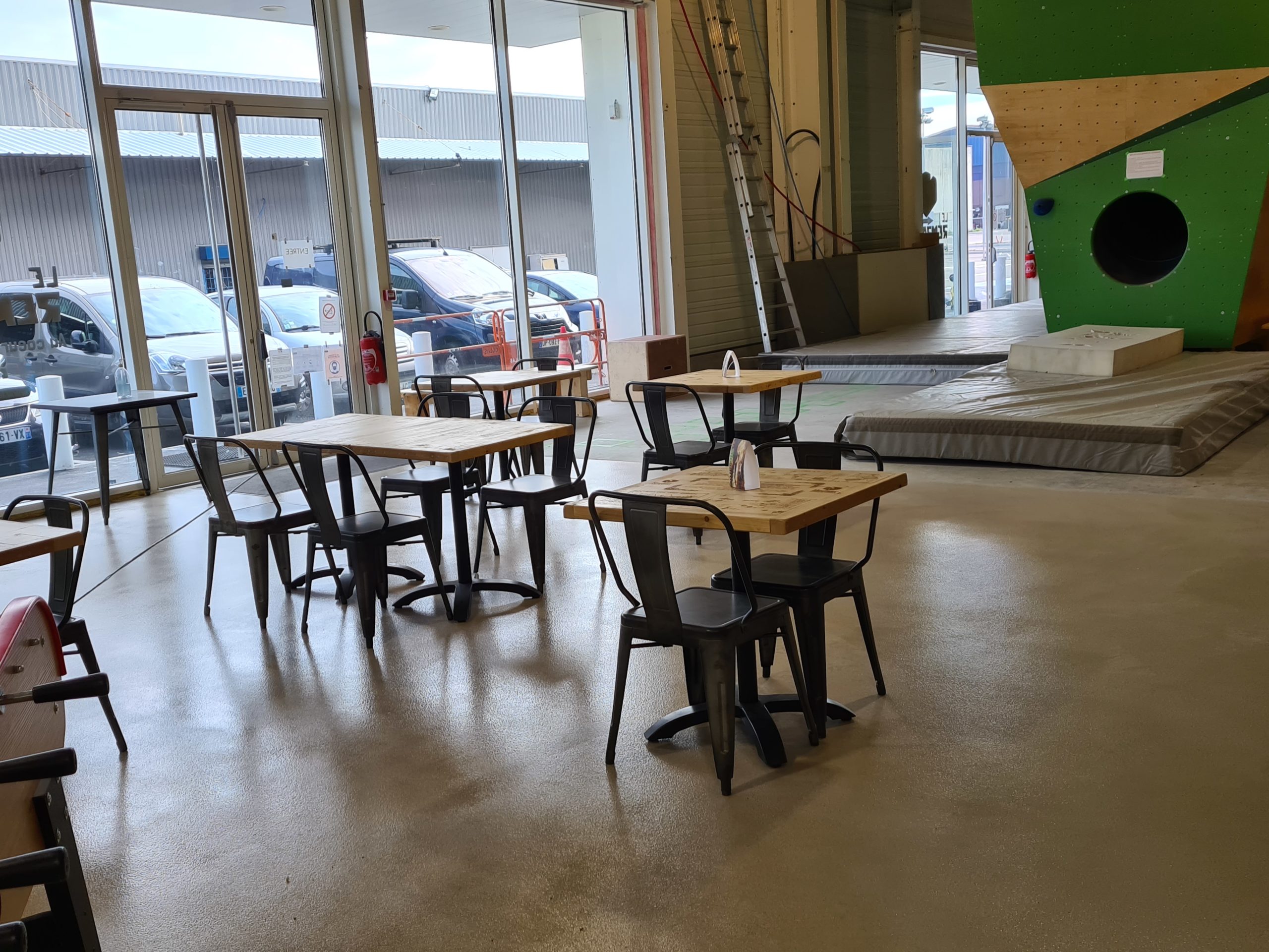 https://www.floordesign-resine.com/w2020/wp-content/uploads/2020/12/FLOORDESIGN-QUARTZ-COLOR-44-scaled.jpg