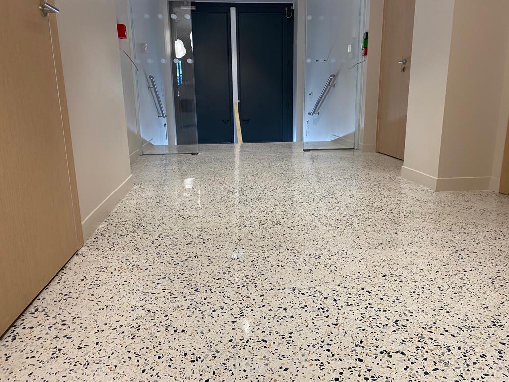 https://www.floordesign-resine.com/w2020/wp-content/uploads/2021/06/FLOORDESIGN-terrazzo-35.jpg