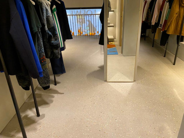 pose de granito terrazzo chez loewe