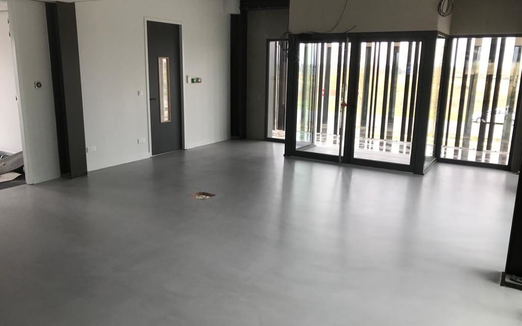 https://www.floordesign-resine.com/w2020/wp-content/uploads/2022/08/beton-cire-chez-siliceo-hall-1024x640.jpg