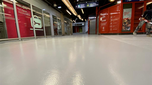 https://www.floordesign-resine.com/w2020/wp-content/uploads/2023/05/revetement-autolissant-gare-de-lyon.jpg