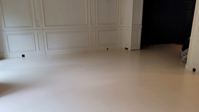 Béton ciré dans un appartement parisien pour le groupe Balas